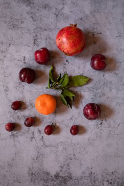 Hayat limonları, portakallar ve çiçek kompozisyonu koyu bir taş arka planda