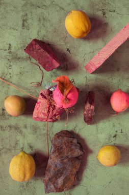 Taştan bir arka planda hala yaşam sarı ve yeşil limon bileşimi