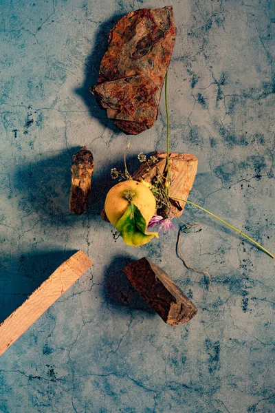 Bodegón composición de limones amarillos y verdes en un fondo de piedra — Foto de Stock