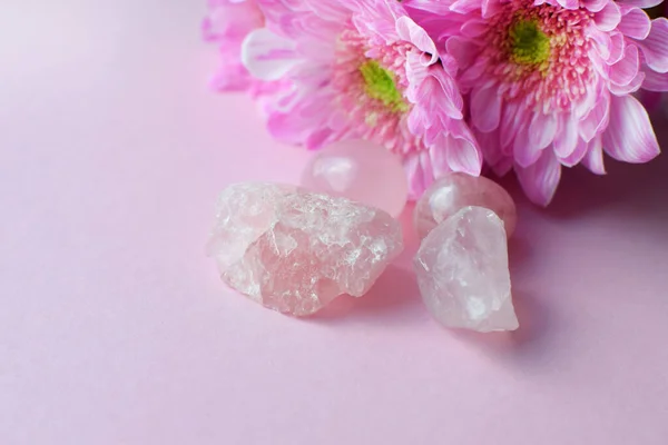 Hermosos Cristales Piedras Redondas Cuarzo Rosa Con Flores Crisantemo Rosa — Foto de Stock