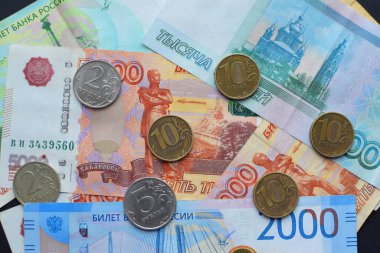 Rusya 'nın parası. Banknotlar ve madeni paralar. Çeşitli değerlerde Rus rublelerine yakın çekim. Finans kavramı.