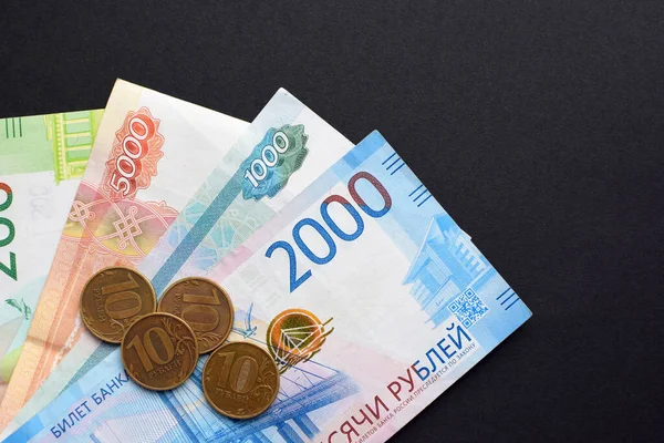 Ruské Ruble Černém Pozadí Tisíc Bankovek Různé Mince Kopírovat Prostor — Stock fotografie