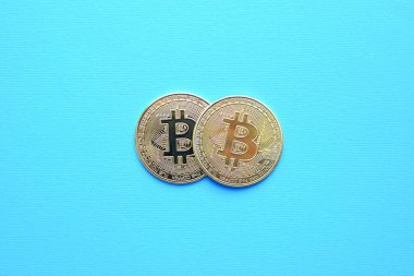 Mavi arka planda iki metal bitcoin para. Bitcoin BTC Kripto Para Birimi. Borsa Konsepti.