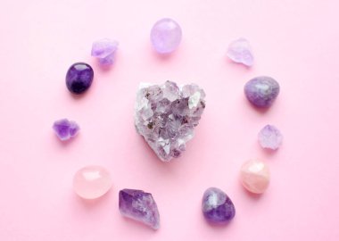 Pembe arka planda Gemstone mineralleri. Yuvarlak yuvarlanan ametist mineraller, gül kuvars, apatit, turkuaz, agate