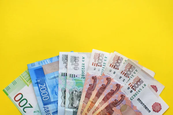 Peníze Ruska Bankovky Mince Žlutém Pozadí Detailní Záběr Ruských Rublů — Stock fotografie