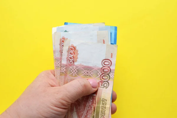 Ruské Rublové Bankovky Ženské Ruce Žlutém Pozadí Kopírovat Prostor — Stock fotografie