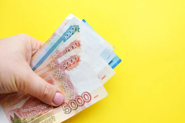 Ruské Rublové Bankovky Ženské Ruce Žlutém Pozadí Kopírovat Prostor — Stock fotografie