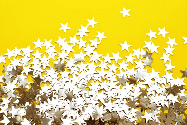 Hintergrund Aus Silbrig Glänzenden Kleinen Sternen Auf Gelbem Hintergrund Weihnachtskonzept — Stockfoto