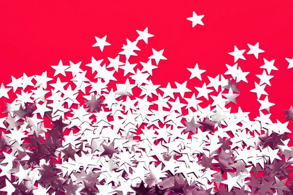 Hintergrund Aus Silbrig Glänzenden Sternen Auf Rotem Hintergrund Weihnachtskonzept Glitzertextur — Stockfoto