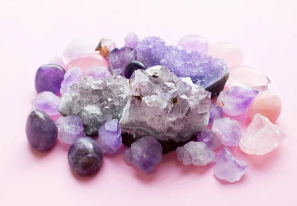 紫水晶和玫瑰石英的钻头和结晶 漂亮的半宝石放在桌子上 顶部视图 图库图片