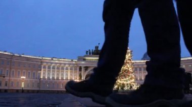 Palace Meydanı 'ndaki şehrin ana Noel ağacı. Şehrin Noel süsü. Şenlik havası