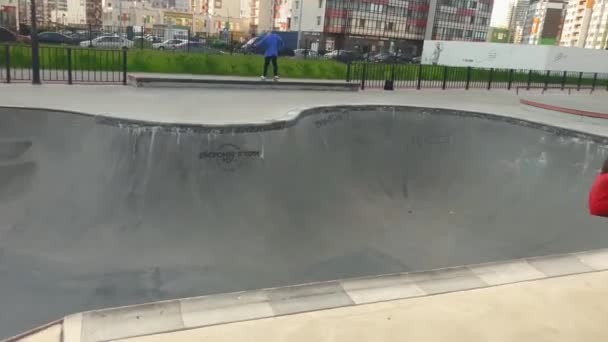 Rusya, Saint Petersburg 9 Haziran 2021: şehir parkında paten pisti. Farklı yaşlardaki çocuklar scooter ve bisiklete biniyor. spor oyunu — Stok video