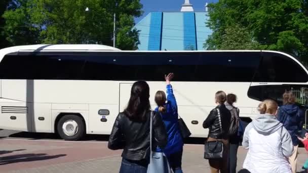 Rússia, São Petersburgo 31 de maio de 2021: os pais vêem fora do ônibus, acenam depois dele. as crianças estão saindo para o acampamento. — Vídeo de Stock