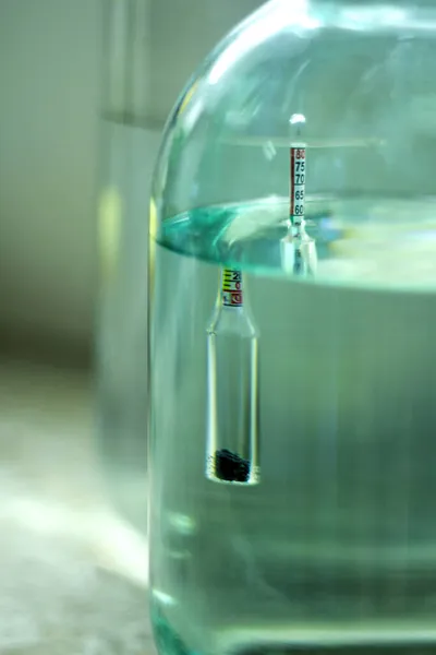 Alcoholímetro en un vaso de aguardiente. Medidor de vino para determinar el porcentaje de alcohol. — Foto de Stock