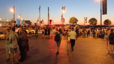 Rusya, Saint Petersburg 19 Haziran 2021 yazları St. Petersburg 'da beyaz gecelerin yaşandığı yaz aylarında bir grup insan yürür.