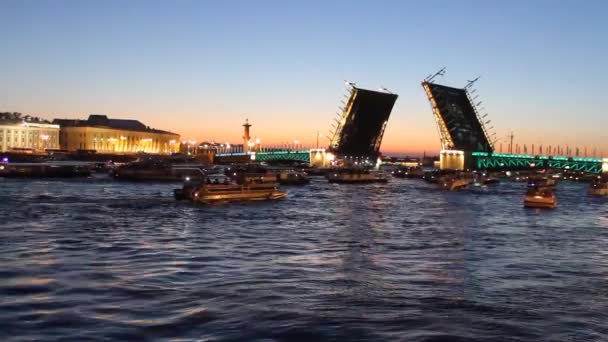 Oroszország, Szentpétervár június 19, 2021 turista hajók vitorláznak a hidak alatt fehér éjszakákon Szentpéterváron — Stock videók