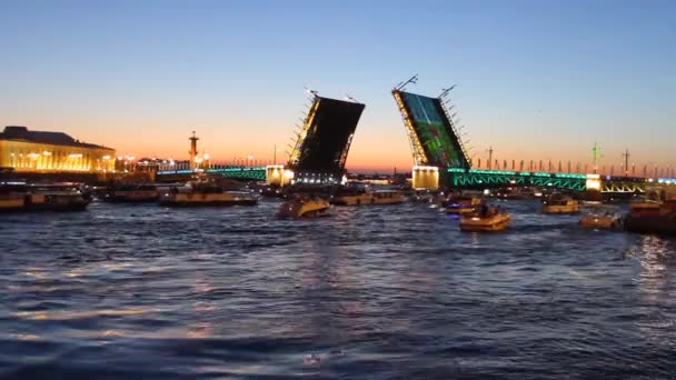 Russland, Sankt Petersburg 19. Juni 2021 Touristenboote fahren unter den Brücken in weißen Nächten in Sankt Petersburg — Stockvideo