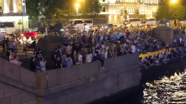 Ρωσία, Αγία Πετρούπολη 19 Ιουνίου 2021 πλήθος κόσμου μαζεύεται στο ανάχωμα της Νέβα για να παρακολουθήσει τις γέφυρες τις λευκές νύχτες στην Αγία Πετρούπολη — Αρχείο Βίντεο
