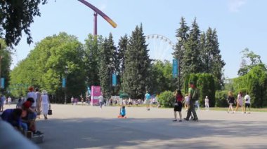 Rusya, Saint Petersburg 20 Haziran 2021: insanlar eğlence parkında tüm aileyle birlikte dolaşır..