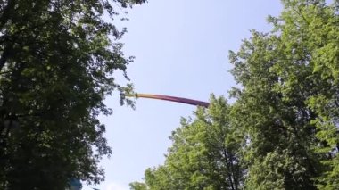 Rusya, Saint Petersburg 20 Haziran 2021: insanlar eğlence parkında tüm aileyle birlikte dolaşır.