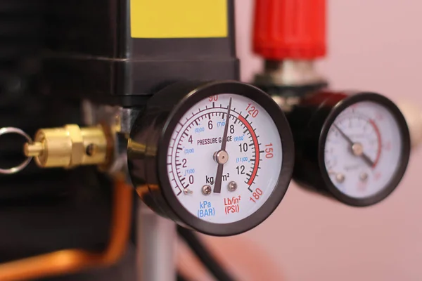 Stroomregelaar Druk Van Het Gas Afkomstig Van Luchtcompressor Verminderen Gasdrukmeter Rechtenvrije Stockafbeeldingen
