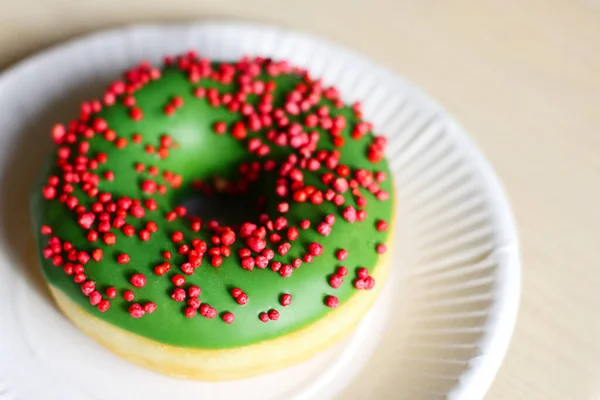 Verde delicioso esmaltado donut redondo. alimentos dulces nocivos — Foto de Stock