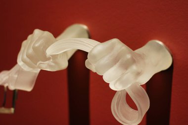 Çağdaş sanatlar sergisinde Murano camından yapılmış bir kemer. ceza kavramı.