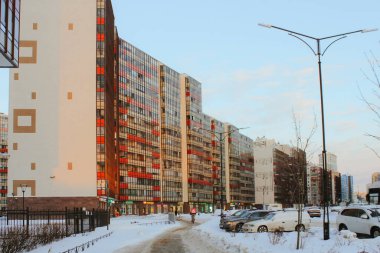 St. Petersburg 'da çok katlı binaları olan yeni bir şehir mahallesi. Birçok apartmanı olan yoğun bir yerleşim yeri. Ekonomik sınıf konut