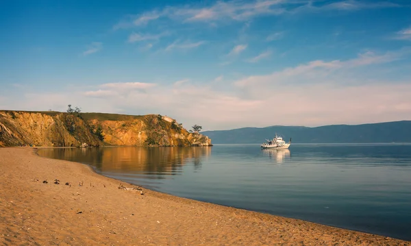 Barco Branco Lago Baikal Estreito Mar Pequeno — Fotografia de Stock