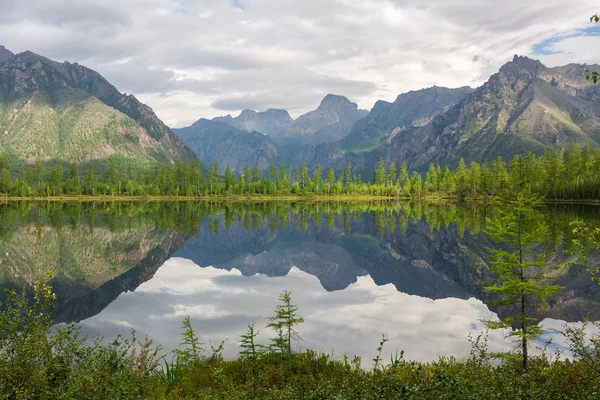 Lago en la cordillera Kodar — Foto de Stock