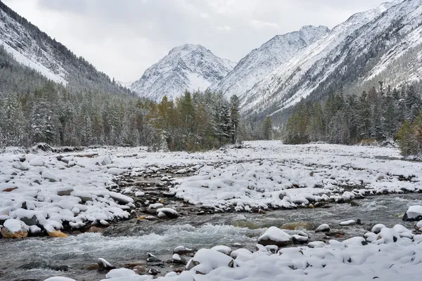 Śnieg we wrześniu w górach — Zdjęcie stockowe