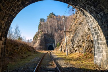 Güney Baykal Gölü'ndeki Circum-Baykal demiryolunda sonbahar
