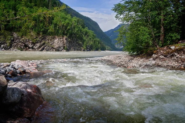 Fusão Dos Dois Rios Nas Montanhas Tunkinskie Cume — Fotografia de Stock