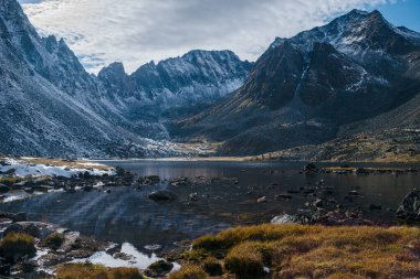 Doğu Kayan 'ın dağlarında göl