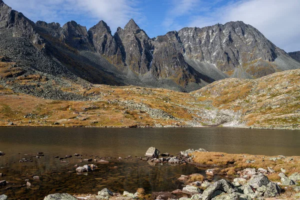 Doğu Kayan Dağlarında Göl — Stok fotoğraf