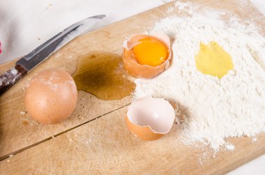 bir breadboard üzerinde kırık yumurta