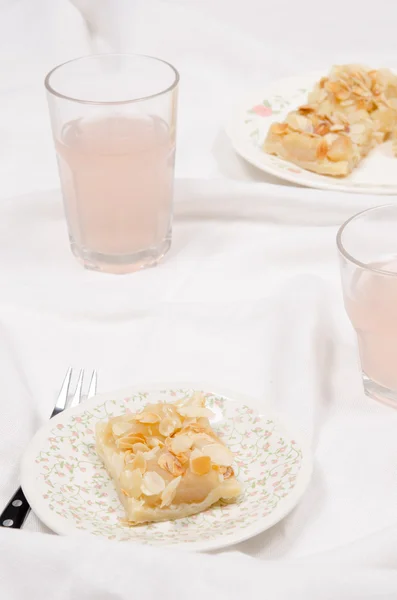 beyaz zemin üzerine elmalı turta