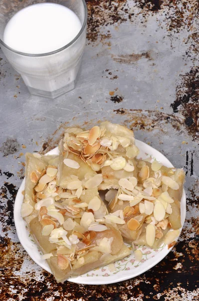 elmalı turta ve bir bardak süt