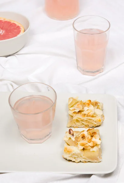 Tabakta elmalı turta.