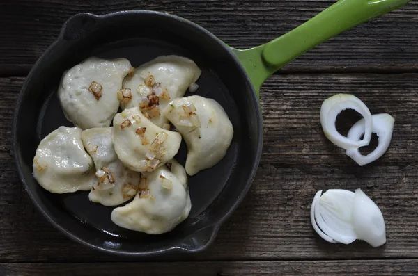 bir tava üzerinde köfte