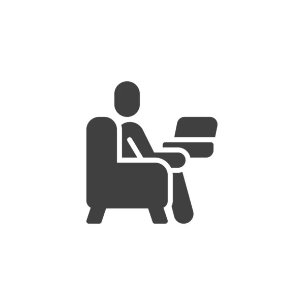 Muž sedí s laptopem na ikoně vektoru křesla — Stockový vektor