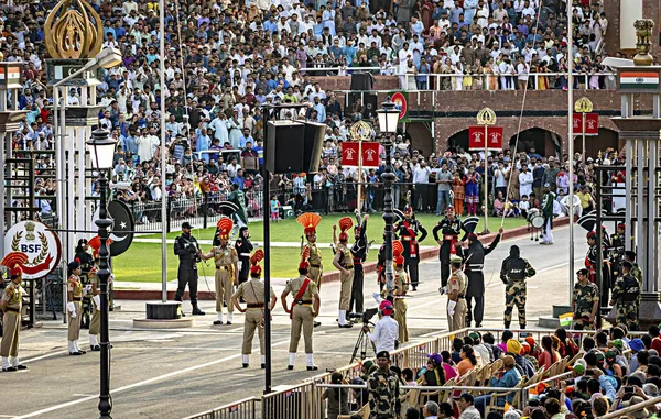 アムリトサル パンジャブ インド2019年4月14日 国境警備隊とパキスタンのレンジャーズのインドとパキスタンの人員は インドとパキスタンのワガー国境でのビーティング リトリートの儀式に強みを示しています — ストック写真
