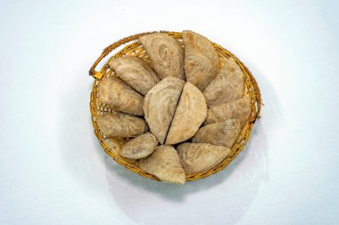 Lezzetli Maharashtrian Deepavali. 'Karanji' olarak bilinen tatlı. Tabakta dairesel bir desen var..