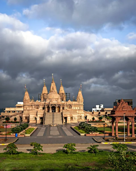 印度马哈拉施特拉邦普恩市Ambegaon 一个阳光明媚的晴天 清澈的云彩背景下 清澈的Swaminarayan寺庙 — 图库照片