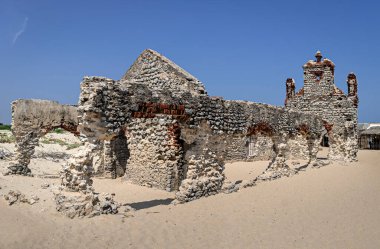 Dhanushkodi 'de 1964 kasırgasında sürüklenen antik kilisenin kalıntıları..