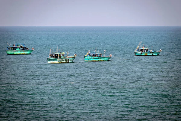 Små Gröna Fiskebåtar Havet Rameswaram Indien — Stockfoto