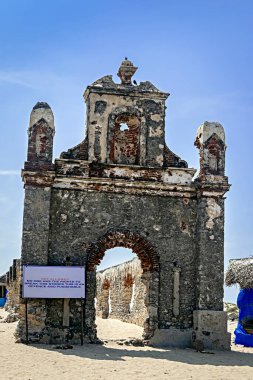 Dhanushkodi 'de 1964 kasırgasında sürüklenen antik kilisenin kalıntıları..