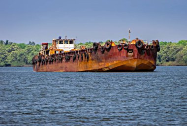 Goa 'nın durgun sularından geçen büyük bir demir cevheri..