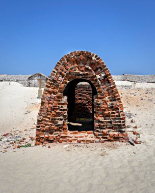 1964 yılındaki Dhanushkodi kasırgasında yok olan antik tapınağın kalıntıları..