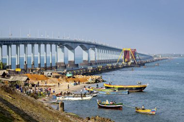Rameswaram, Hindistan-29 Ocak 2020: Sabahın erken saatlerinde Rameswaram 'da Pambn karayolu köprüsü ve demiryolu köprüsü yakınlarında.
